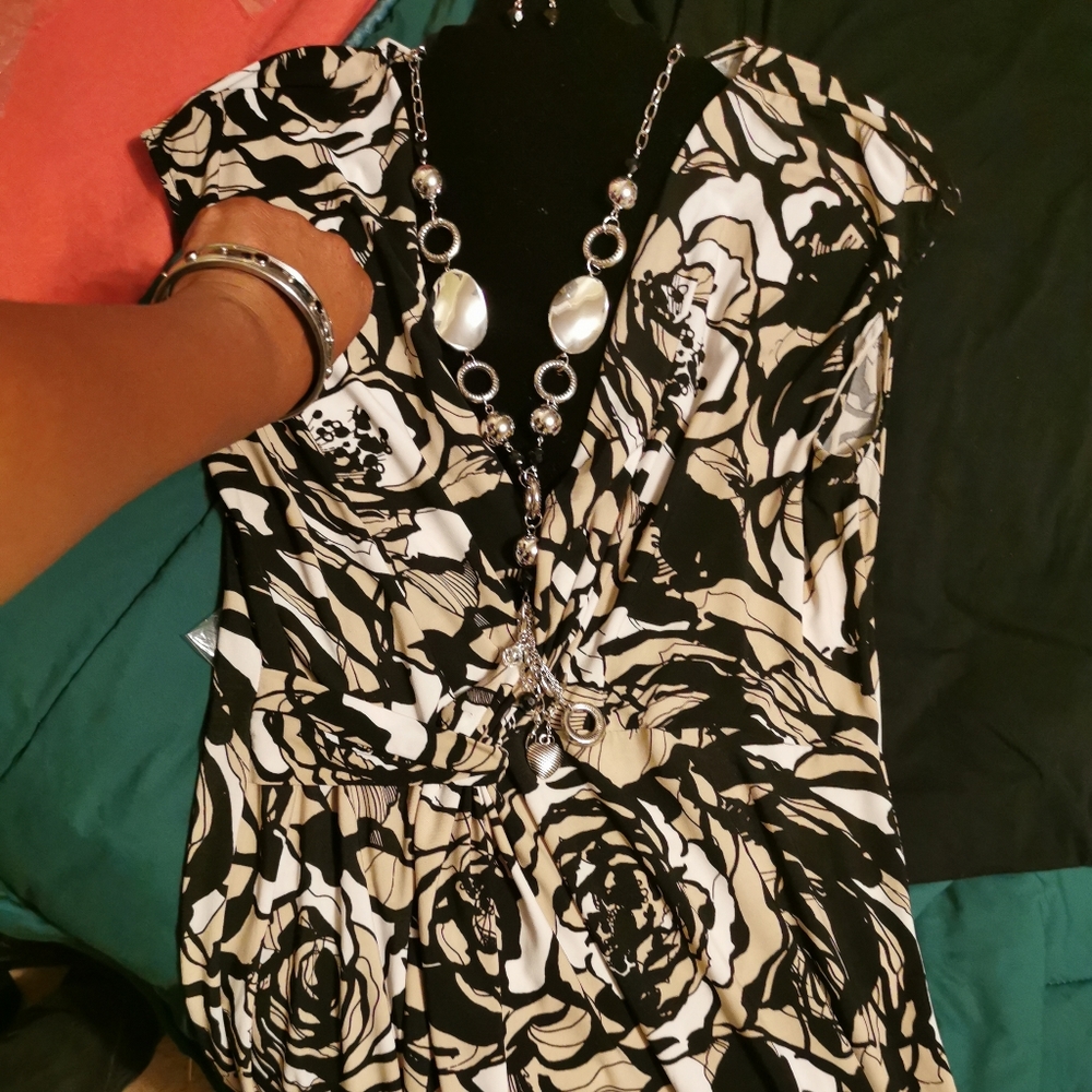 Sleeveless Medium Dress and New Jewelry Set